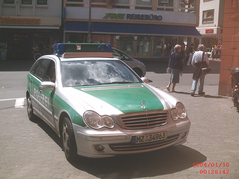 File:Streifenwagen Mercedes-Benz C-Klasse der Polizei Rheinland-Pfalz hier fotografiert in Mainz.JPG