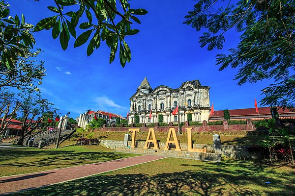 Image: Taal Basilica   St. Martin de Tours Basilica