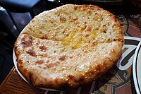 النان بيشواري (Peshwari Naan) بالزبدة والسمسم. وهناك اصناف ذات مكونات أكثر.