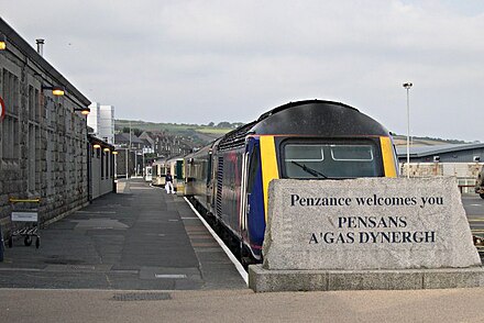 Bilingual welcome sign in Penzance station