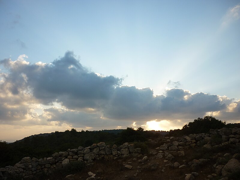 File:The view from Hirbat sumek toward west..JPG