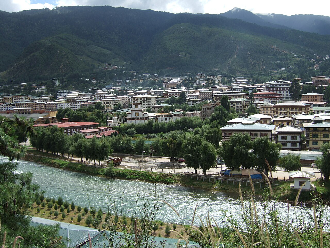 https://upload.wikimedia.org/wikipedia/commons/thumb/c/c3/Thimphu_view_080907.JPG/1280px-Thimphu_view_080907.JPG