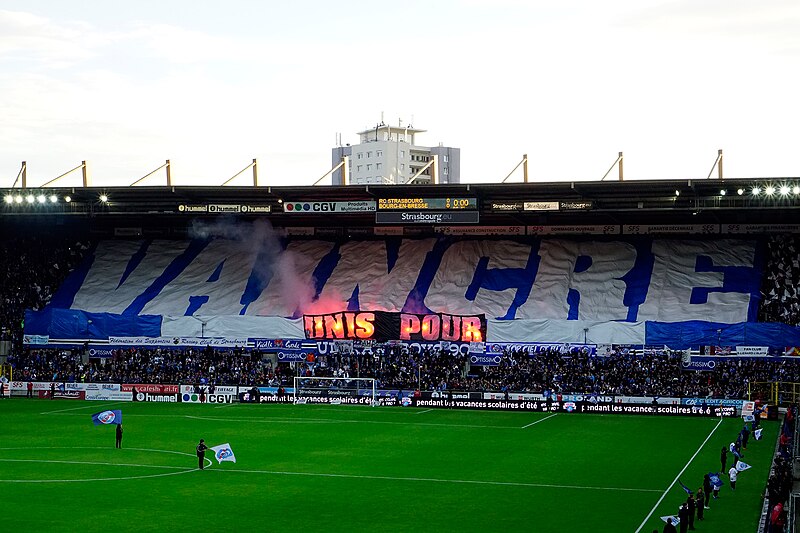 File:Tifo tribune Ouest - mur bleu - stade de la Meinau - RC Strasbourg match montée en Ligue 1.jpg