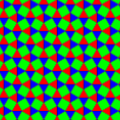 Одне з розфарбувань кирпатої квадратної мозаїки. Прямі ковзної симетрії йдуть від верхнього лівого кута до нижнього правого. Якщо нехтувати кольори, отримаємо значно більше симетрій, ніж просто у pg, це буде p4g (див. цей самий візерунок з розфарбованими в один колір трикутниками)[4]