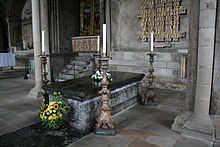 Tumba en la capilla Galilea en el extremo oeste de la catedral de Durham.