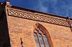 Toruń, kościół pw. WNMP (ściana południowa od ul. Piekary; fryz w kształcie koniczynek) (OLA Z.).JPG