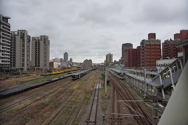 File:Tracks and Trains in TRA North Hsinchu Station 02.jpg