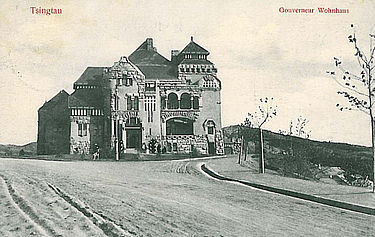 https://upload.wikimedia.org/wikipedia/commons/thumb/c/c3/Tsingtau_Gouverneur_Wohnhaus_ca_1900.jpg/375px-Tsingtau_Gouverneur_Wohnhaus_ca_1900.jpg