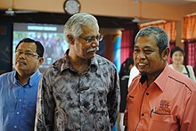 Mr.Munusamy (centre) looks on to Tuan Haji Mohammed Nashan Singgan (right) during the 10th Year Anniversary of SMK Kota Kemuning. Tuan Haji Nashan.JPG