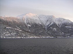 Tjoflot und Oksen im Winter. Blick von der Fähre zwischen Kvanndal und Utne.