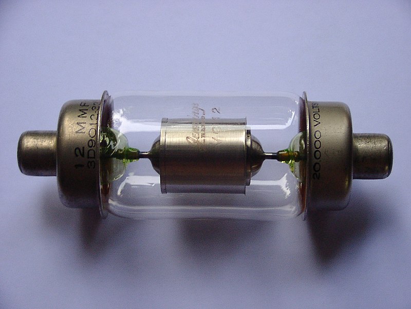 https://upload.wikimedia.org/wikipedia/commons/thumb/c/c3/Vacuum_capacitor_with_uranium_glass.jpg/800px-Vacuum_capacitor_with_uranium_glass.jpg