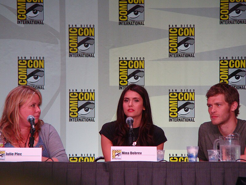 File:Vampire Diaries Panel at the 2011 Comic-Con International (5985083665).jpg