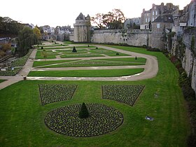 Jardins des remparts en 2009, vus depuis la courtine de la tour Joliette.