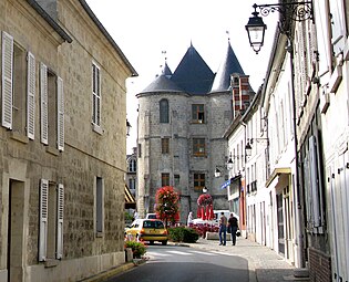 Vic-sur-Aisne rue de Fontenoy débouchant sur donjon 1a.jpg