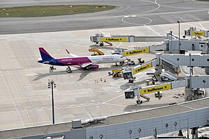 Flughafen Wien-Schwechat: Geschichte, Lage und Verkehrsanbindung, Flughafenanlagen