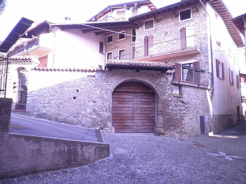 File:Vigole di Monte Maderno- casa di Riccobon Sette.jpg