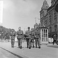 Vijf Zwitserse soldaten op weg van Amsterdam CS naar Nijmegen, Bestanddeelnr 915-3719.jpg