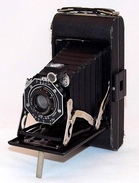 File:Vintage Kodak Junior Six-20 Series II Folding Film Camera, 620 Film, Octagonal Face-Plate, Quick-Release At Front Of Camera, Made In USA, Circa 1937 - 1940 (36599490261).jpg