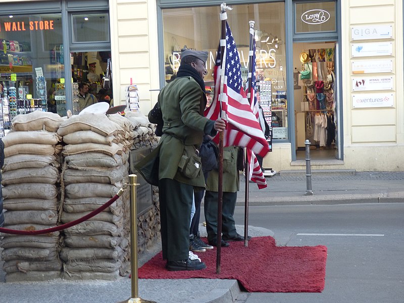 File:Vista del Checkpoint Charlie, Berlín 07.jpg