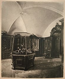 Imperial Treasury with display case XIII with the crown jewels that are lost since 1918 Vitrine XIII Schatzkammer Wien 1895.jpg