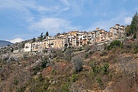 Vue du village de La Croix-sur-Roudoule en redescendant vers la vallee.JPG