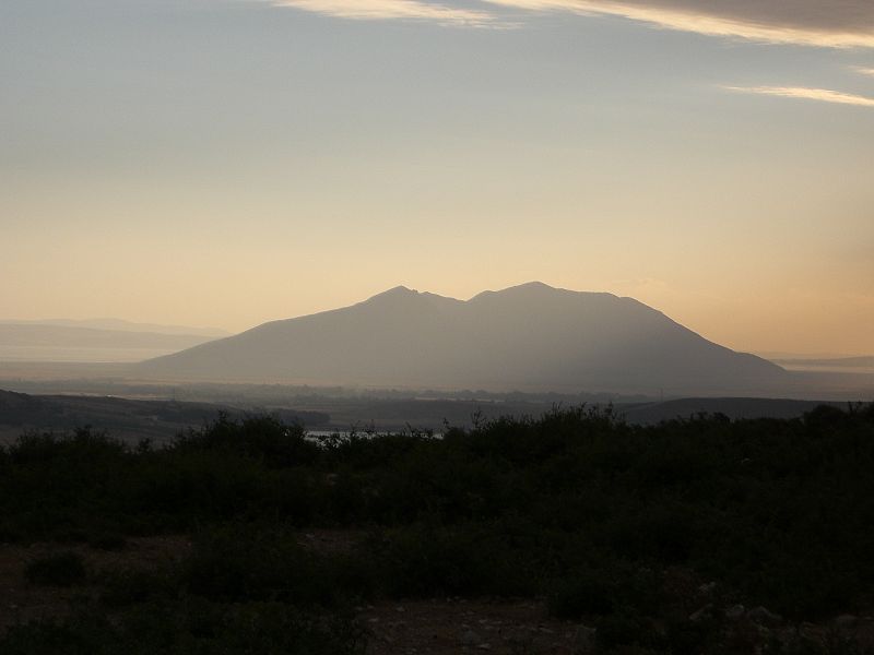 File:Vue matinale de la montagne dominant le parc Ichkeul.jpg