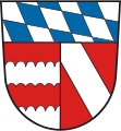Landkreis Dingolfing (–1972) Unter Schildhaupt mit den bayerischen Rauten gespalten; vorne im Kerbschnitt dreimal geteilt von Rot und Silber, hinten in Rot ein silberner Schrägbalken.[1]