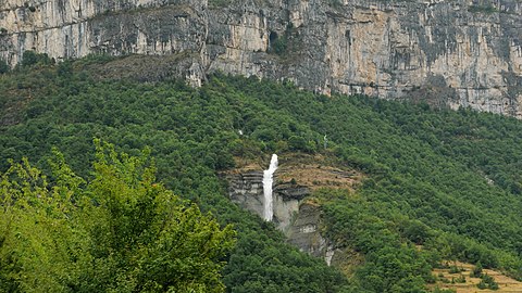 Der Wasserfall („Cascade de Chevaline“) an der Zufahrt südlich der Grotte de Choranche führt das aus der Höhle von Choranche stammende Wasser