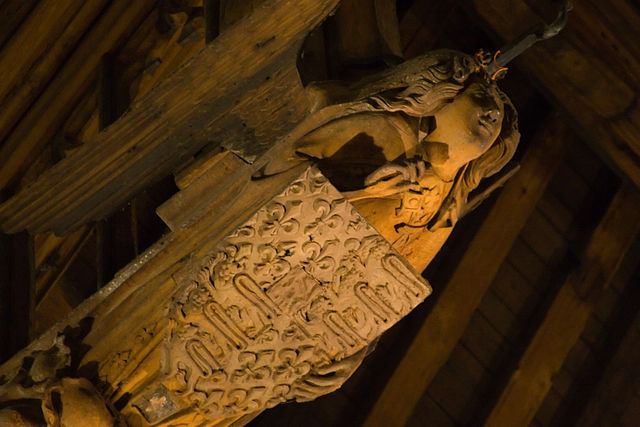 One of the angel corbels which support the roof; it holds the Coat of arms of England used intermittently between 1340 and 1406