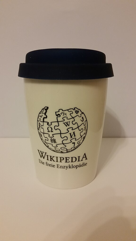 https://upload.wikimedia.org/wikipedia/commons/thumb/c/c3/Wikipedia-Kaffeebecher.jpg/576px-Wikipedia-Kaffeebecher.jpg