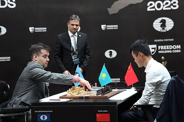 Ficheiro:World Chess Championship 2023, game 01, start.jpg