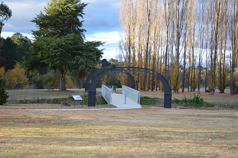 File:Yass Riverside Park Footbridge 001.JPG