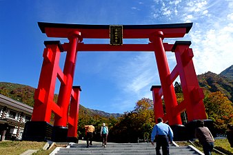 Brama torii prowadząca do chramu na Yudono