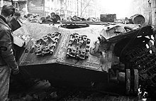 Die Frontseite eines IS-3-Wracks 1956 in Budapest. Die Schweißnähte der 120 mm dicken Bugplatten sind deutlich zu erkennen.