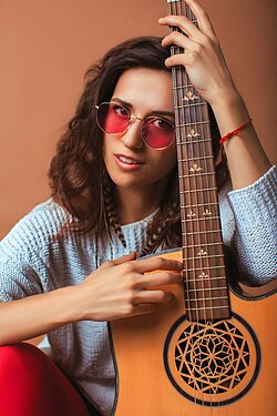 Екатерина Яшникова с гитарой Kaima