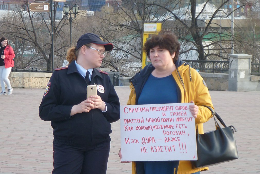 Активистка Елена Парий разговаривает с офицером полиции, охранявшей пикет