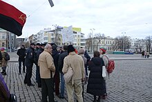 Полицейские уговаривают демонстранта снять плакат Екатеринбург 1 мая 2019 года.jpg