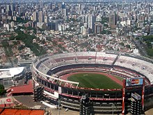 Messi joue son premier match avec l’Argentine au Stade Monumental de Buenos Aires en 2004.