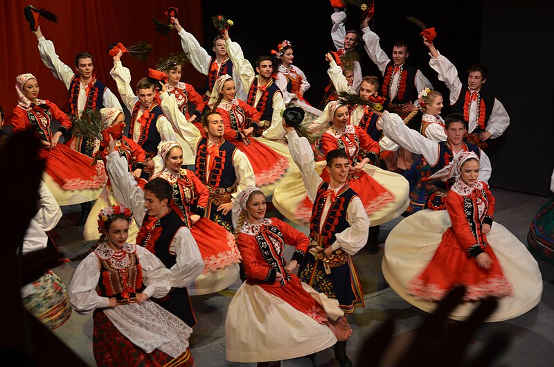 File:02015 022 Feierlichkeiten zum Unabhängigkeitstag in Sanok - "Krakowiak“ (Volkstanz).jpg