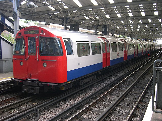 A southbound 1972 Stock Bakerloo Line train at Queen's Park