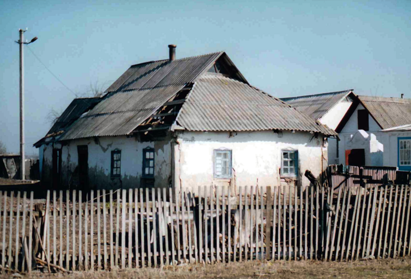 File:2004 Very old house in Pustovity, Ukraine, Kyiv region.png