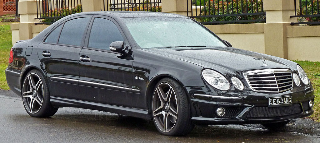 https://upload.wikimedia.org/wikipedia/commons/thumb/c/c4/2006-2009_Mercedes-Benz_E_63_AMG_%28W211%29_sedan_01.jpg/1024px-2006-2009_Mercedes-Benz_E_63_AMG_%28W211%29_sedan_01.jpg
