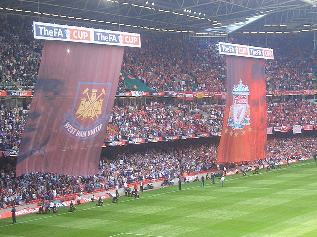 Banners of the two teams were hung from inflatable balloons before the match.