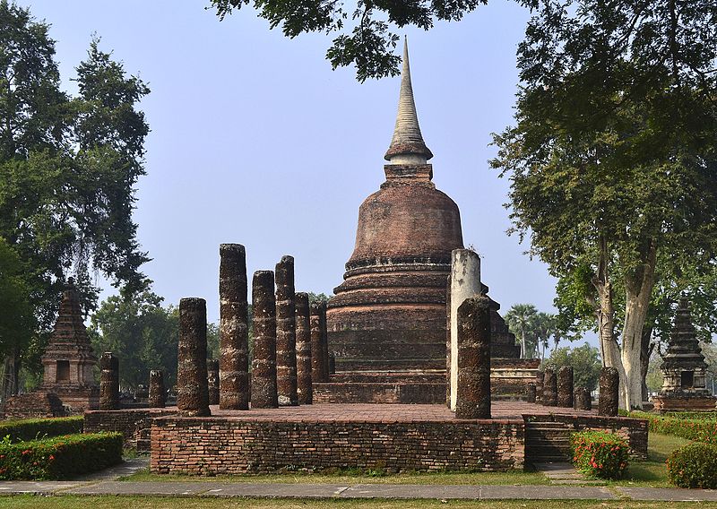 File:201312140958a HL ps Sukothai, Wat Chang Songkhram, Viharn vor Chedi.jpg