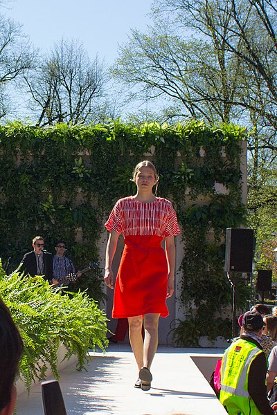 File:2015 Marimekko Spring Fashion Show Esplanadi Park, Helsinki, 22 March 2015 11.jpg