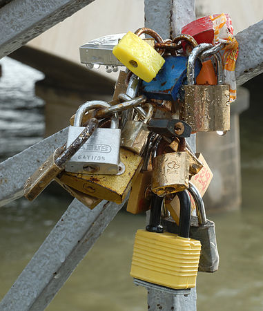 Cadenas d'amour à proximité du pont d'Iéna.