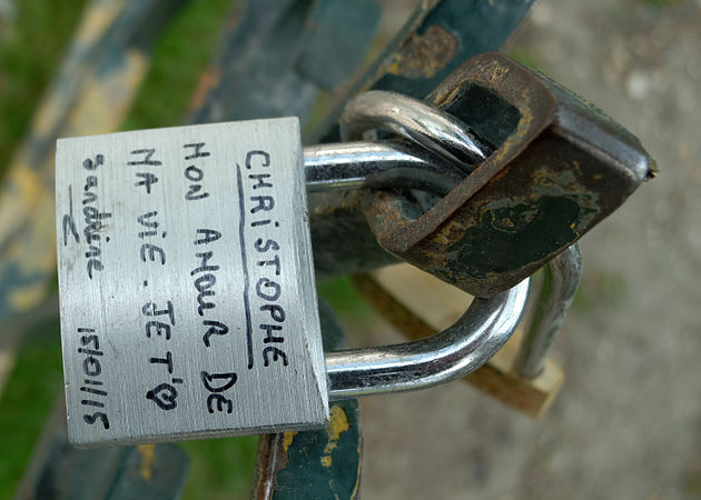 Cadenas d'amour à la Cathédrale Notre-Dame de Paris.