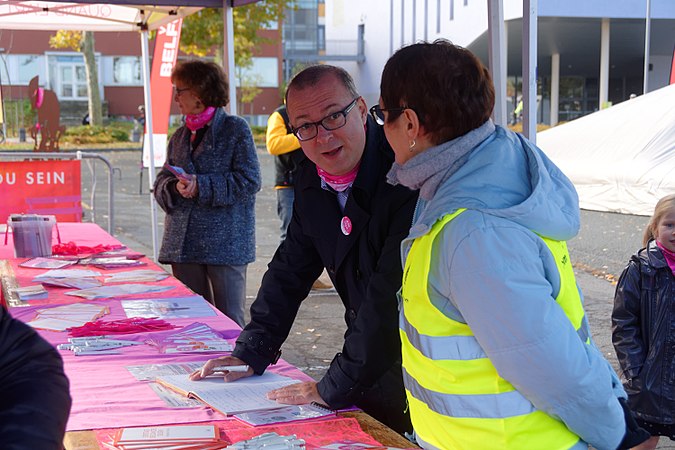 Damien Meslot, maire de Belfort, au stand "Octobre rose".