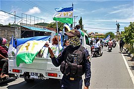 Anhänger des CNRT auf dem Weg zur Massenveranstaltung in Dili