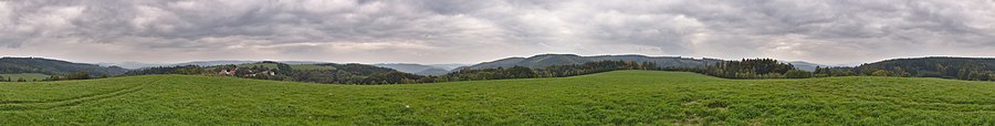 360° panorama vido al municipo Nová Roveň, en ĉirkaŭaĵo etendiĝas naturparko Bohdalov-Hartinkov, kie la arbarigita parto alternas kun mozaiko de duonnaturaj herbejoj